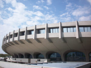 Yoyogi National Gymnasium - Kenzo Tange . Image © Flickr User Jamie Barras